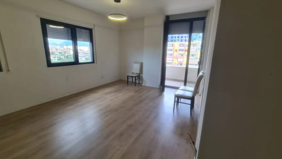 Tirane, jepet me qera apartament 2+1 Kati 4, 102 m² 550 € (Ali Demi)