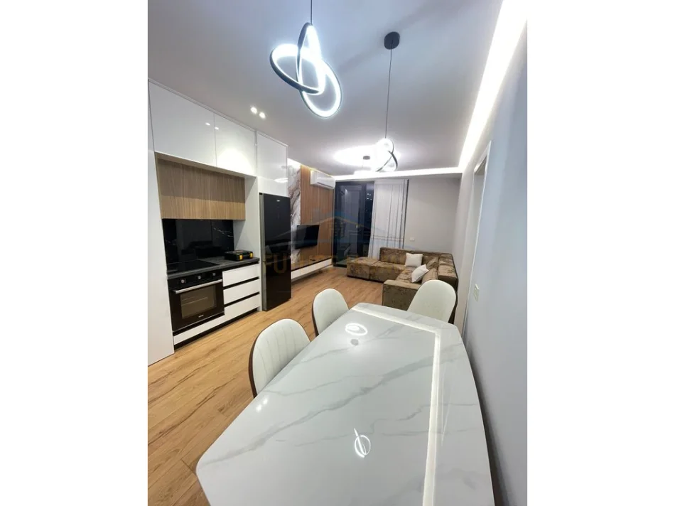 Tirane, jepet me qera apartament 2+1 Kati 4, 104 m² 1.100 € (mine peza)