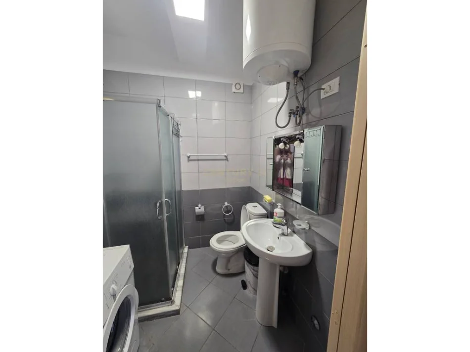 Tirane, jepet me qera apartament 2+1 Kati 4, 109 m² 700 € (Bulevardi i ri)