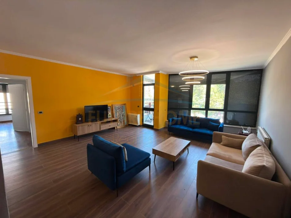 Tirane, jepet me qera apartament 2+1 Kati 4, 140 m² 1.600 € (LIQENI ARTIFICAL)