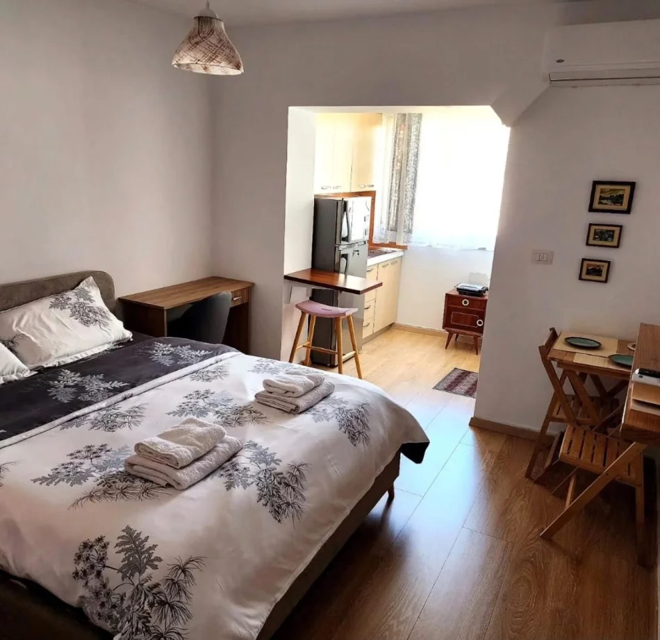Tirane, jepet me qera apartament 2+1 Kati 4, 30 m² 400 € (Qender)