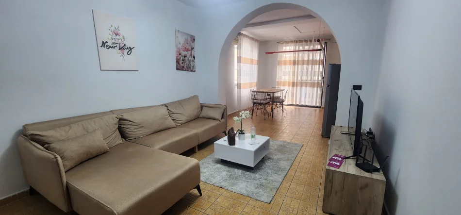 Tirane, jepet me qera apartament 2+1 Kati 4, 650 € (Bllok)