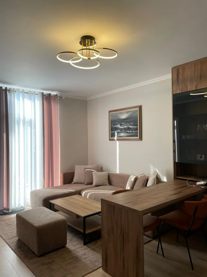 Tirane, jepet me qera apartament 2+1 Kati 4, 65 m² 520 € (Yzberisht, perballe Grand Gallery)