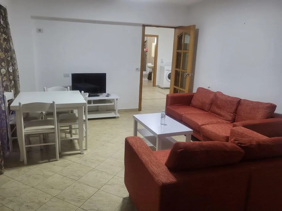 Tirane, jepet me qera apartament 2+1 Kati 4, 75 m² 600 € (QENDER)
