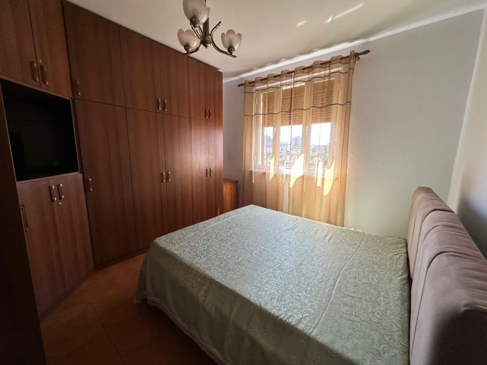 Tirane, jepet me qera apartament 2+1 Kati 4, 79 m² 600 € (Rruga e Dibrës)