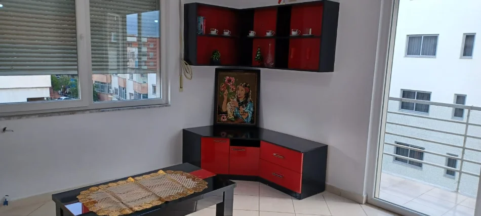 Tirane, jepet me qera apartament 2+1 Kati 4, 80 m² 400 € (FRESKU)