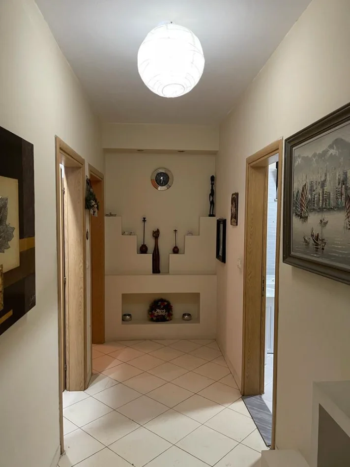 Tirane, jepet me qera apartament 2+1 Kati 4, 80 m² 470 € (Në Astir, Pranë Alpha Bank, Tiranë.)