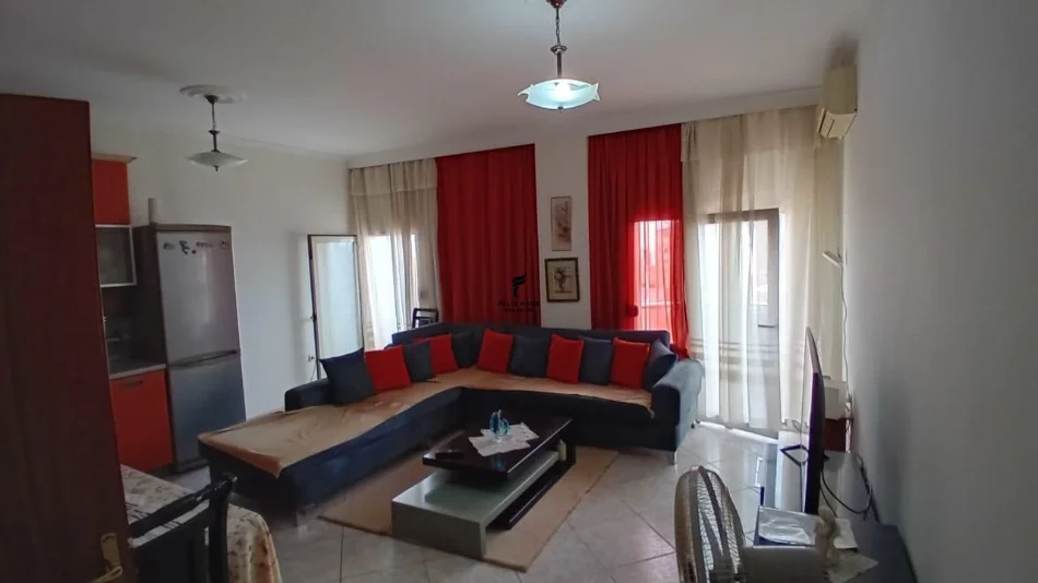 Tirane, jepet me qera apartament 2+1 Kati 4, 80 m² 500 € (KINOSTUDIO)