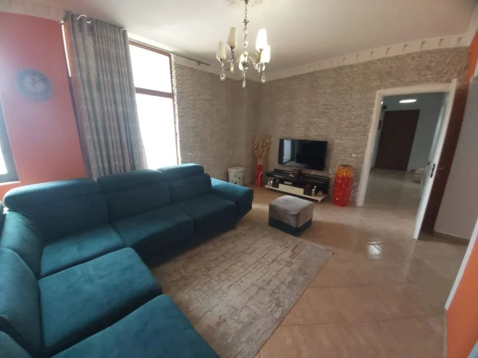 Tirane, jepet me qera apartament 2+1 Kati 4, 80 m² 550 € (ALI DEMI)
