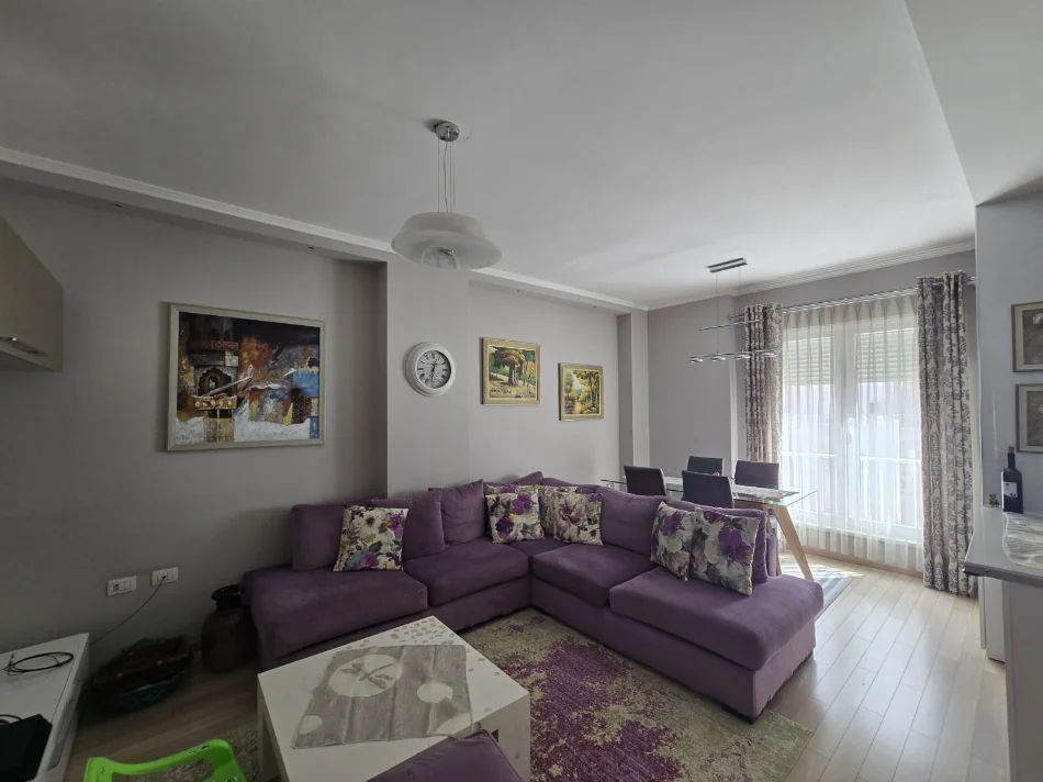 Tirane, jepet me qera apartament 2+1 Kati 4, 80 m² 600 € (Kompleksi Kontakt)