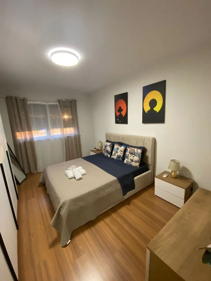 Tirane, jepet me qera apartament 2+1 Kati 4, 80 m² 600 € (ish fusha e aviacionit)