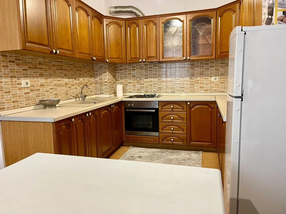 Tirane, jepet me qera apartament 2+1 Kati 4, 85 m² 570 € (Rruga Gjergj Legisi)