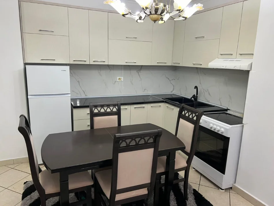 Tirane, jepet me qera apartament 2+1 Kati 4, 90 m² 600 € (KOMUNA E PARISIT)