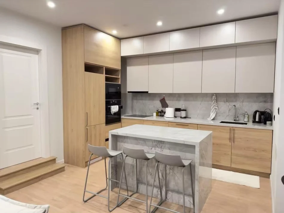 Tirane, jepet me qera apartament 2+1 Kati 4, 95 m² 850 € (Blloku)