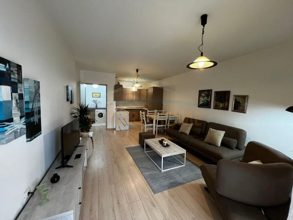 Tirane, jepet me qera apartament 2+1 Kati 4, 95 m² 850 € (KOMUNA E PARISIT)