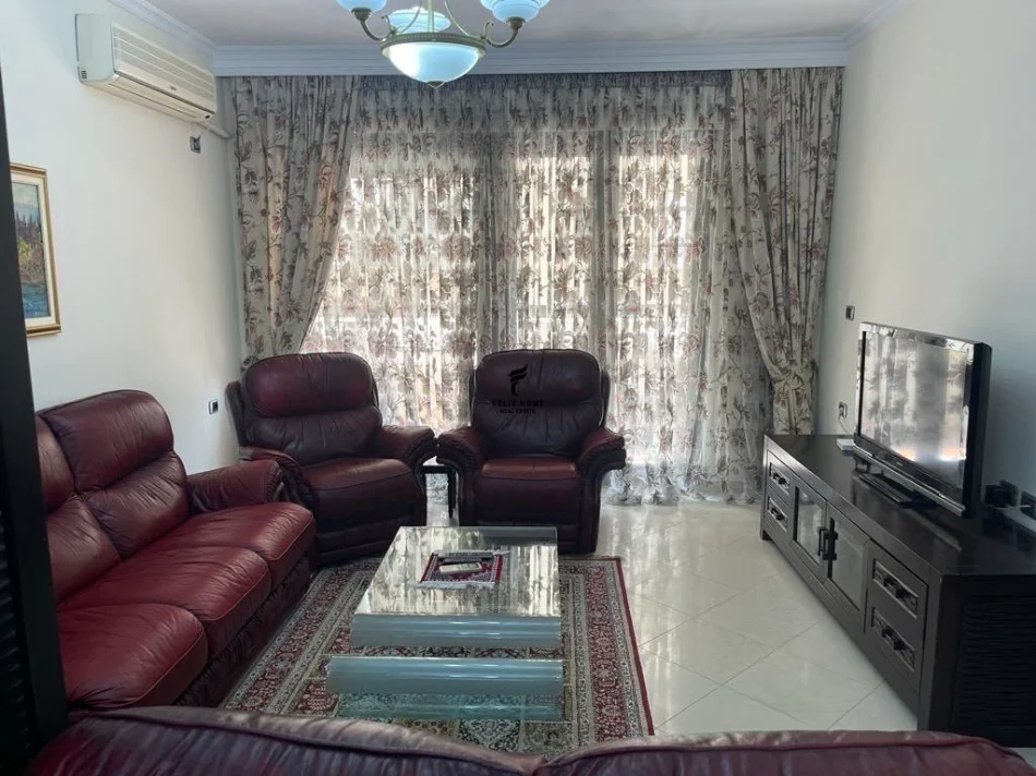 Tirane, jepet me qera apartament 2+1 Kati 5, 100 m² 1.000 € (BLLOKU)