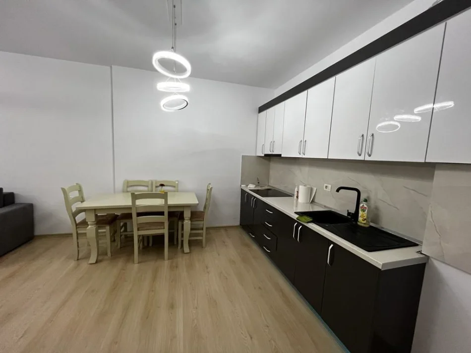 Tirane, jepet me qera apartament 2+1 Kati 5, 100 m² 700 € (KOMPLEKSI USLUGA)