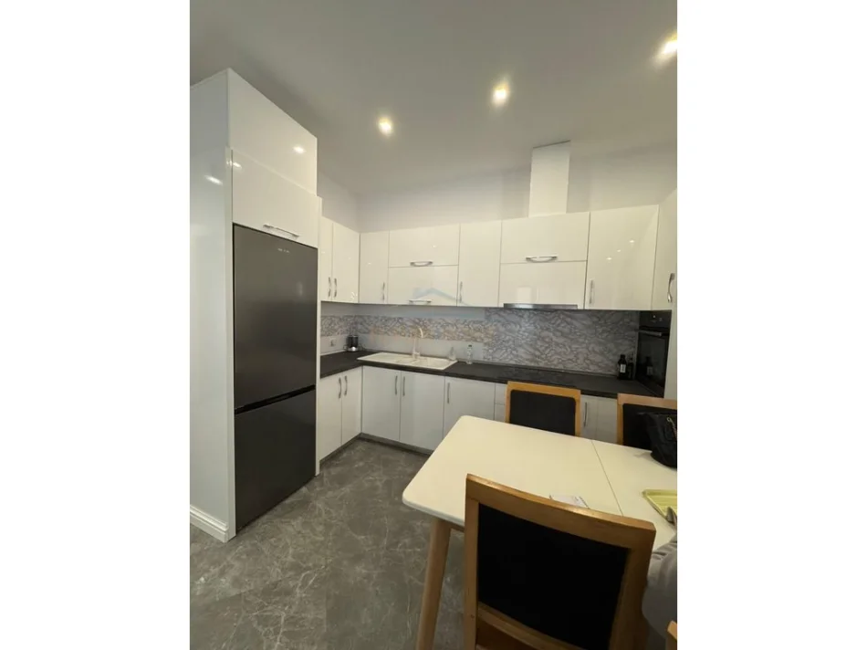 Tirane, jepet me qera apartament 2+1 Kati 5, 116 m² 1.400 €