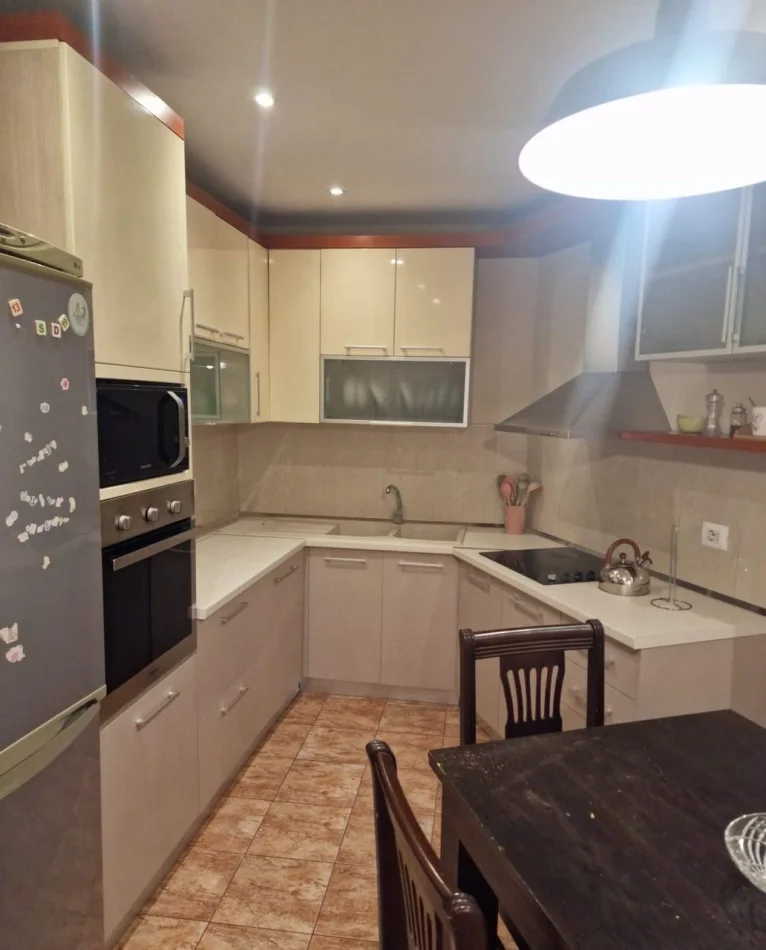 Tirane, jepet me qera apartament 2+1 Kati 5, 130 m² 900 € (Rruga Fortuzi)