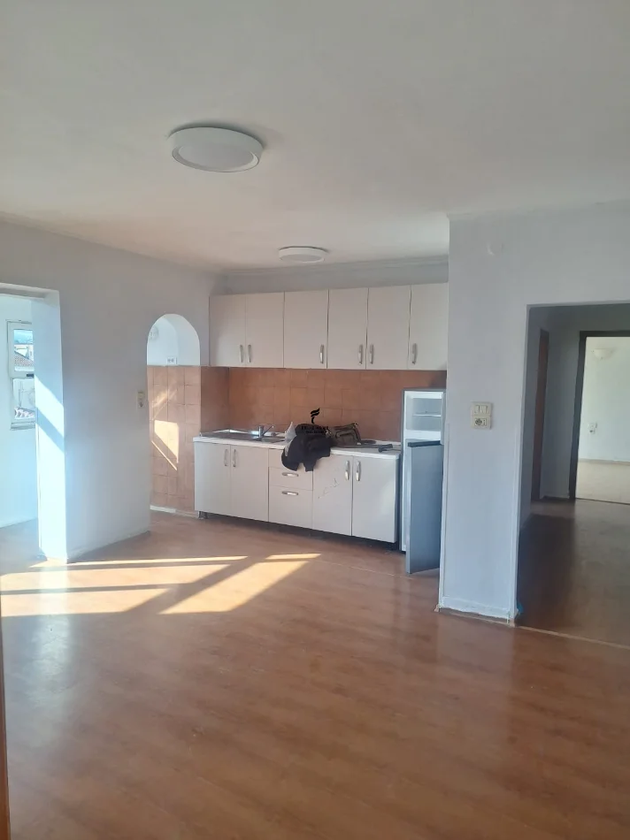 Tirane, jepet me qera apartament 2+1 Kati 5, 75 m² 400 € (RRUGA E ELBASANIT)