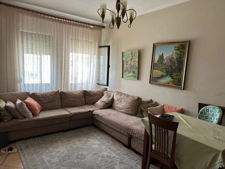 Tirane, jepet me qera apartament 2+1 Kati 5, 75 m² 450 € (Fresku)