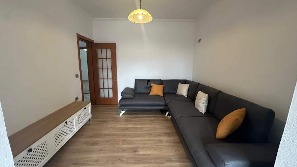 Tirane, jepet me qera apartament 2+1 Kati 5, 75 m² 800 € (SHESHI WILLSON)
