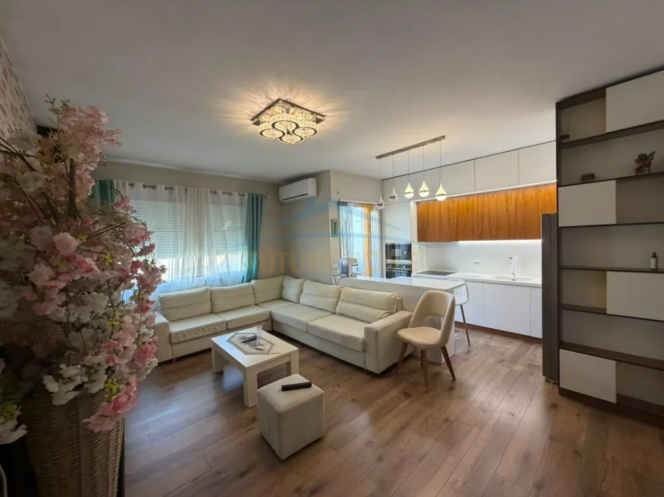 Tirane, jepet me qera apartament 2+1 Kati 5, 84 m² 1.100 € (KOMUNA E PARISIT)