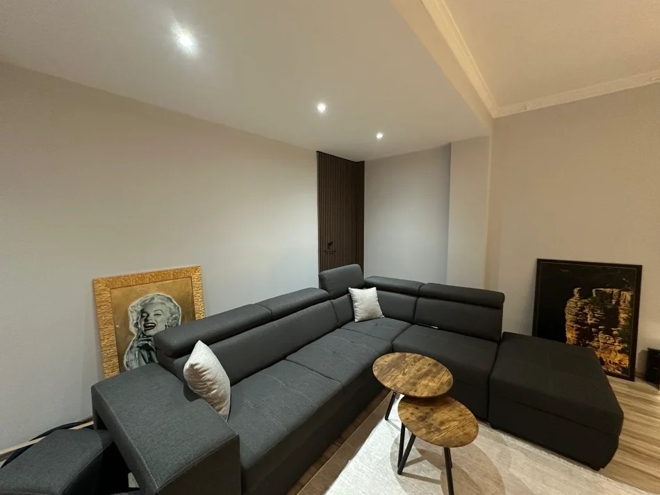 Tirane, jepet me qera apartament 2+1 Kati 5, 90 m² 650 € (KODRA E DIELLIT)