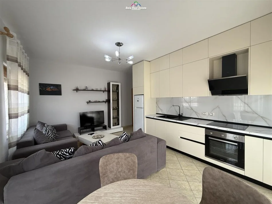 Tirane, jepet me qera apartament 2+1 Kati 5, 90 m² 68.000 leke te reja  (frosina plaku)