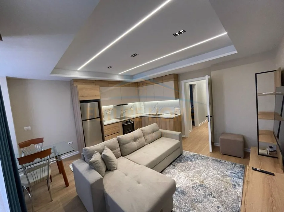 Tirane, jepet me qera apartament 2+1 Kati 5, 90 m² 820 € (Brryli)