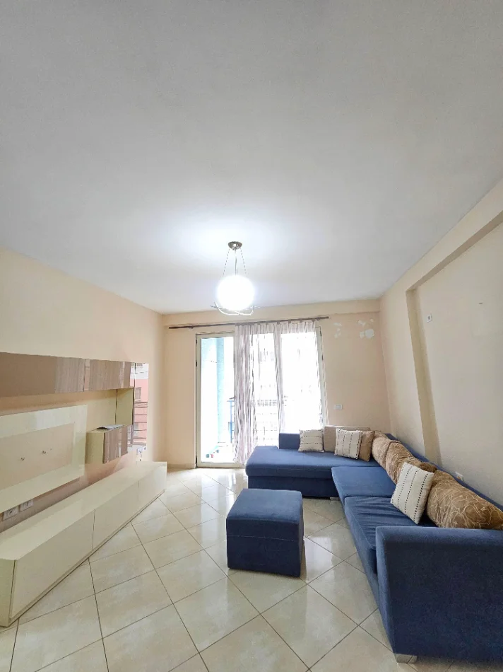 Tirane, jepet me qera apartament 2+1 Kati 5, 92 m² 520 € (Rruga Joklin Persi)