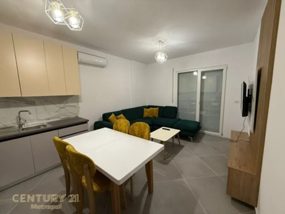 Tirane, jepet me qera apartament 2+1 Kati 5, 92 m² 580 €