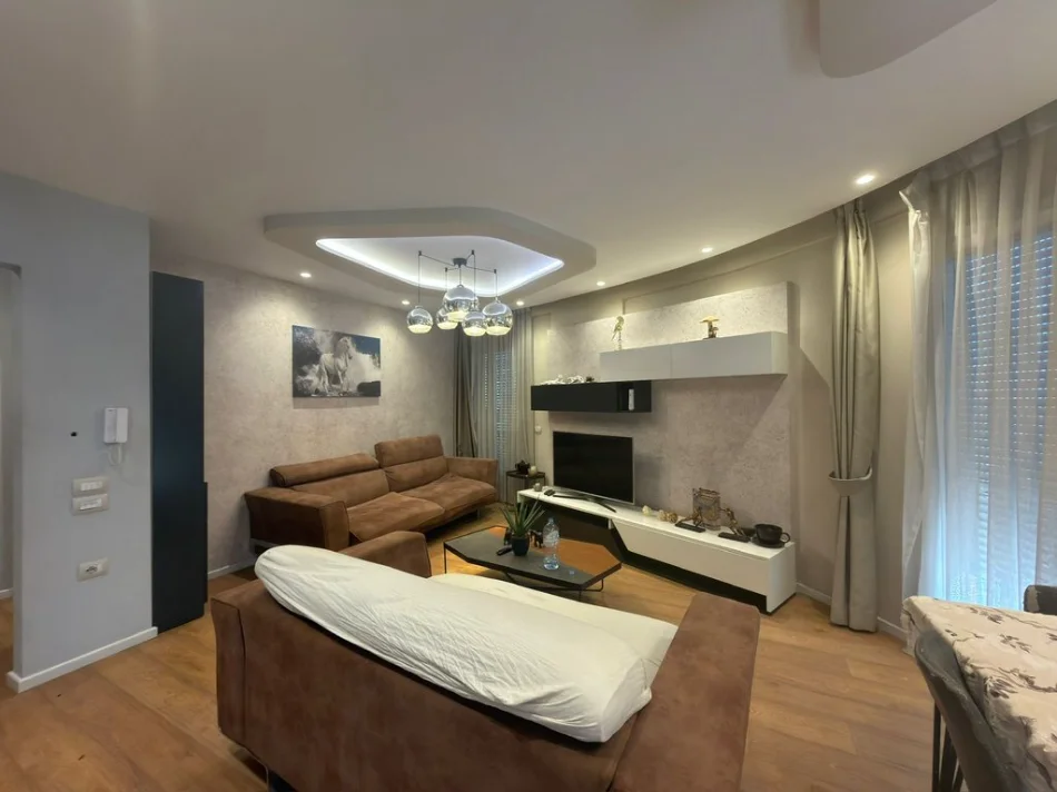 Tirane, jepet me qera apartament 2+1 Kati 5, 92 m² 800 €
