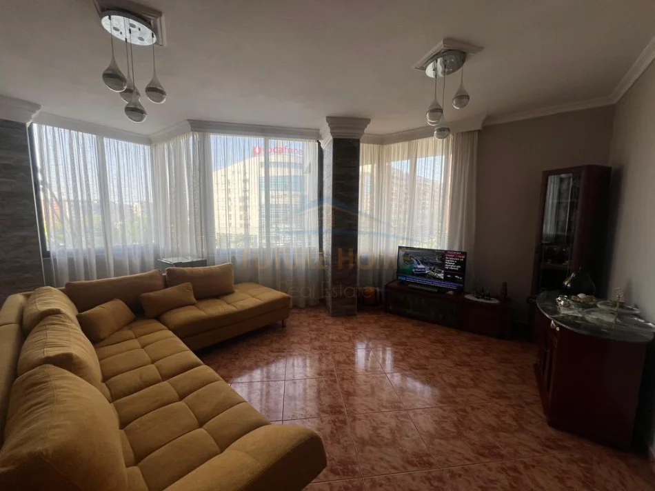 Tirane, jepet me qera apartament 2+1 Kati 5, 93 m² 600 € (Pallati me shigjeta)