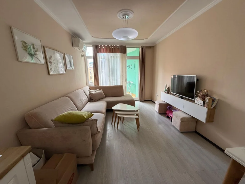 Tirane, jepet me qera apartament 2+1 Kati 5, 95 m² 750 € (Komuna e Parisit)