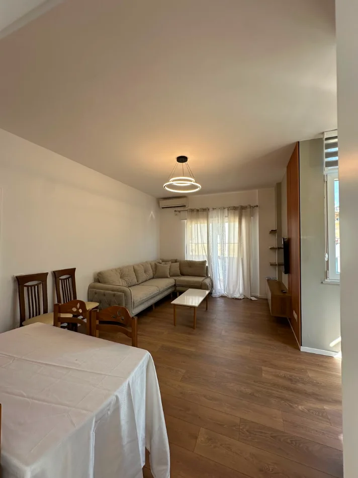 Tirane, jepet me qera apartament 2+1 Kati 5, Kopshti Zoologjik, Cmimi: 90,000 lekë/muaj