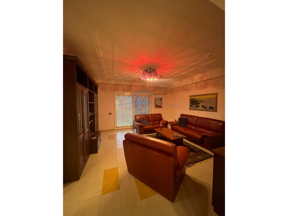 Tirane, jepet me qera apartament 2+1 Kati 6, 116 m² 1.000 € (Bllok)