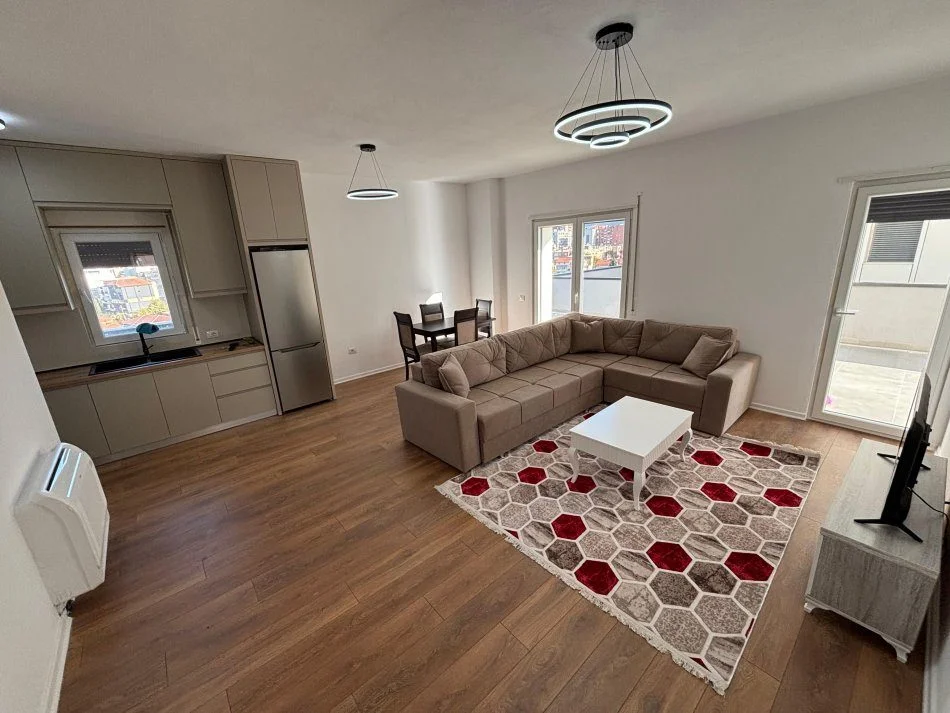 Tirane, jepet me qera apartament 2+1 Kati 6, 700 € (Xhamlliku)