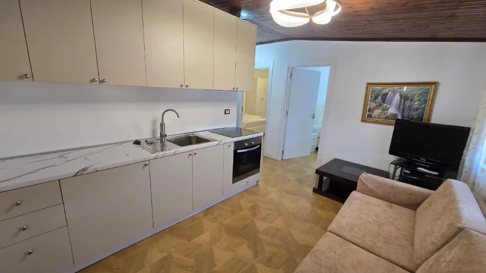 Tirane, jepet me qera apartament 2+1 Kati 6, 70 m² 670 € Selite