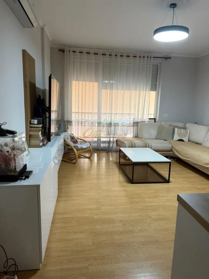 Tirane, jepet me qera apartament 2+1 Kati 7, 100 m² 900 € (21 DHJETORI)
