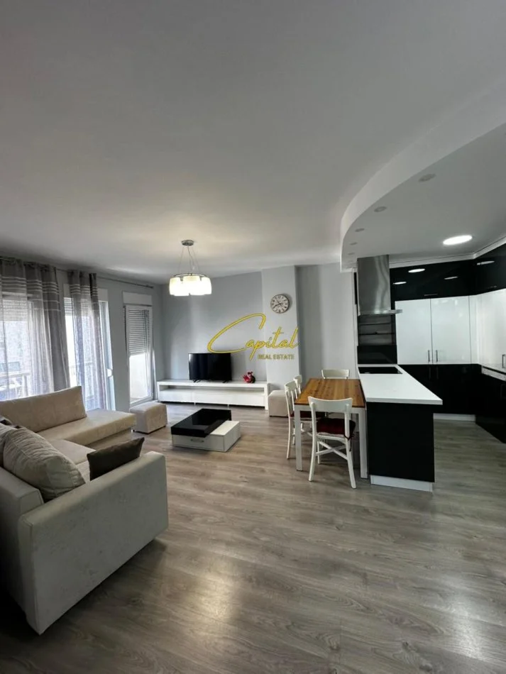 Tirane, jepet me qera apartament 2+1 Kati 7, 120 m² 800 € (21 DHJETORI)