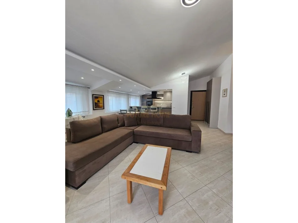 Tirane, jepet me qera apartament 2+1 Kati 7, 170 m² 600 € (FRESK)