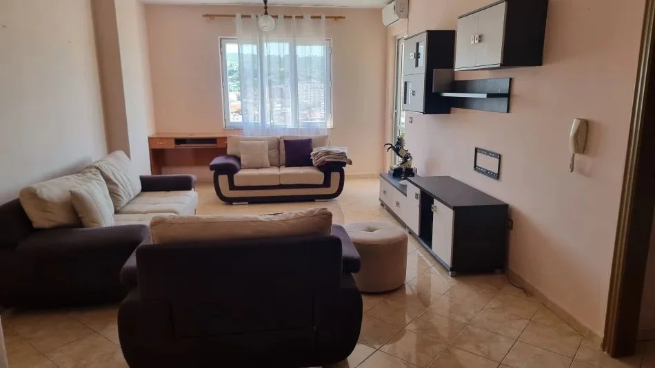 Tirane, jepet me qera apartament 2+1 Kati 7, 400 € (YZBERISHT)