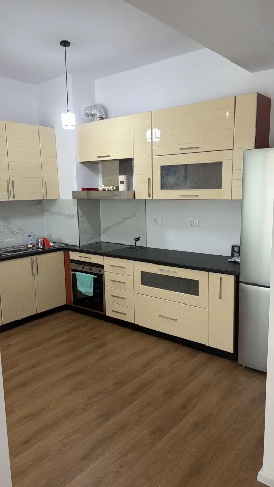 Tirane, jepet me qera apartament 2+1 Kati 7, 64 m² 500 € (ALI DEMI)