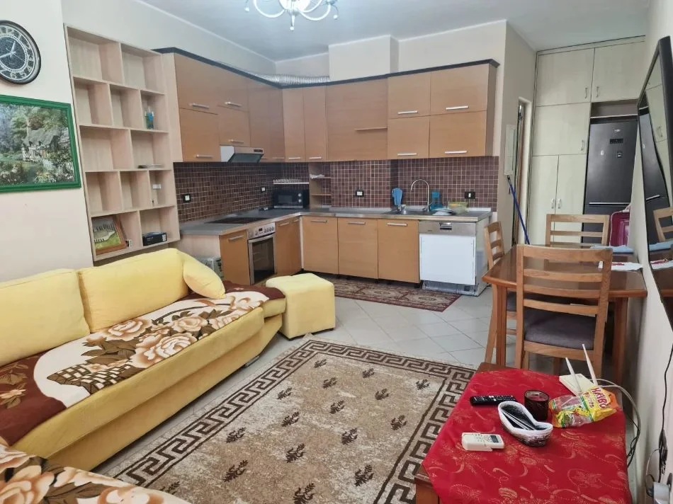 Tirane, jepet me qera apartament 2+1 Kati 7, 89 m² 400 € (Yzberisht)