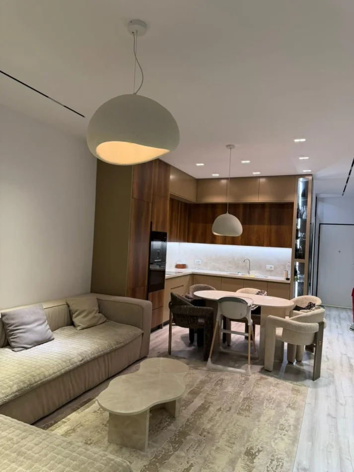 Tirane, jepet me qera apartament 2+1 Kati 7, 95 m² 1.000 € (Rruga 5 Maji – Emerald Center)