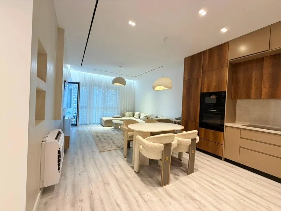 Tirane, jepet me qera apartament 2+1 Kati 7, 95 m² 1000 € (Rruga 5 Maji – Emerald Center)