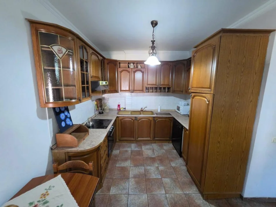 Tirane, jepet me qera apartament 2+1 Kati 8, 100 m² 600 € (Selvia)