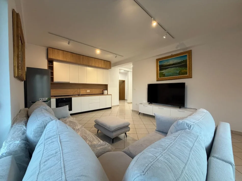 Tirane, jepet me qera apartament 2+1 Kati 8, 100 m² 700 € (Astir)