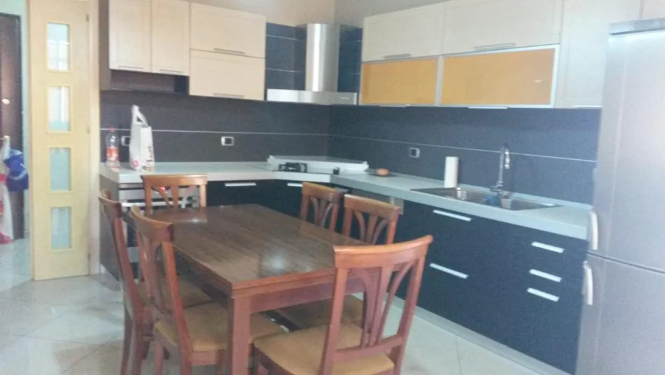 Tirane, jepet me qera apartament 2+1 Kati 8, 120 m² 550 € (Rruga Vace Zela)